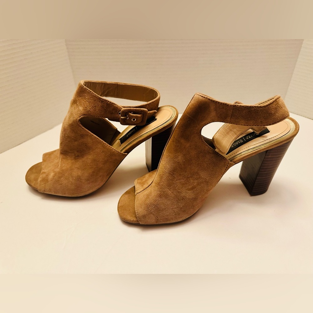 WHITE HOUSE BLACK MARKET Women's Tan Heeled Sandals
Size 8 1/2